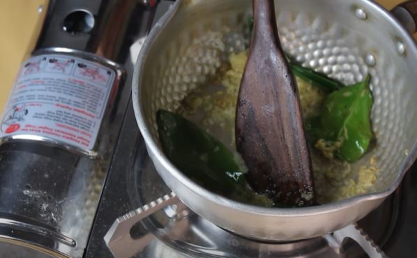 Trik masak nasi kuning agar mengilap dan gurih, cuma pakai satu bahan