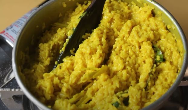 Trik masak nasi kuning agar mengilap dan gurih, cuma pakai satu bahan