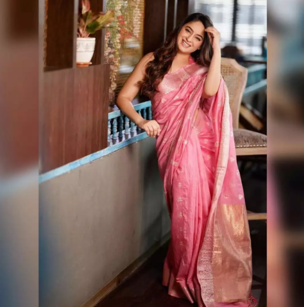 Mahhi Vij pakai baju sari © 2023 brilio.net Mahhi Vij pakai baju sari © 2023 brilio.net