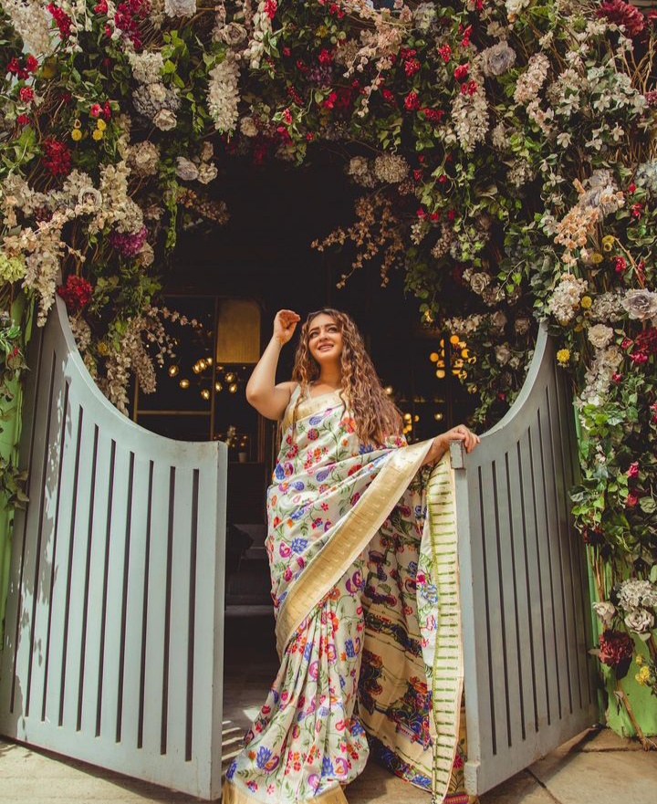 Tampil dekil di serial Nakusha, 11 gaya Mahhi Vij pakai baju sari di dunia nyata ini memesona