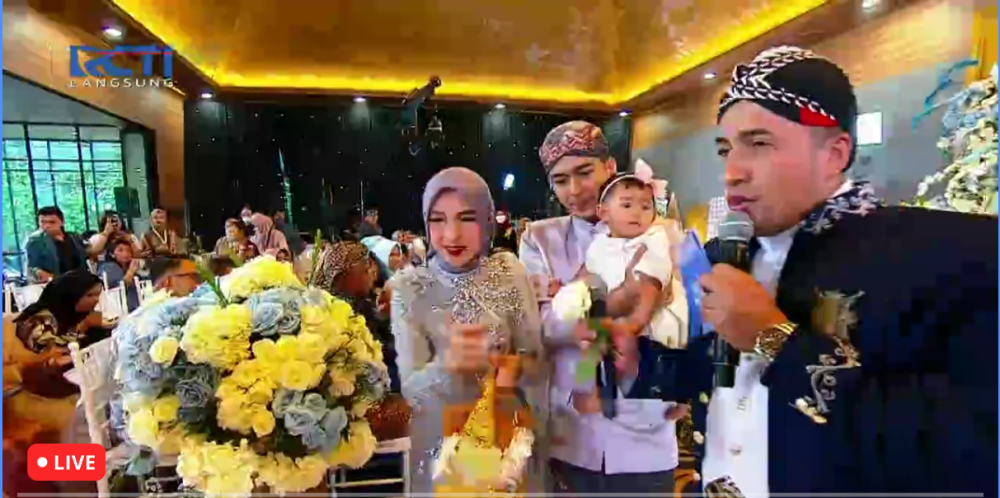 baby Moana anak Ria Ricis gelar Tedak Siten © 2023 brilio.net