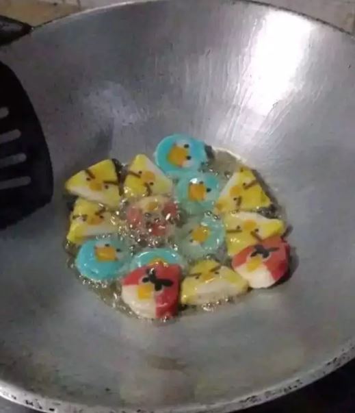 potret nyeleneh benda dalam wajan Berbagai sumber