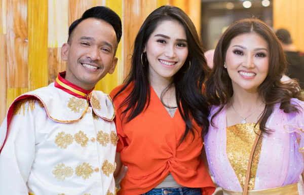 11 Gaya Ayu Ting Ting hadiri acara ultah, penampilannya di ultah anak Siti Badriah menuai kritikan