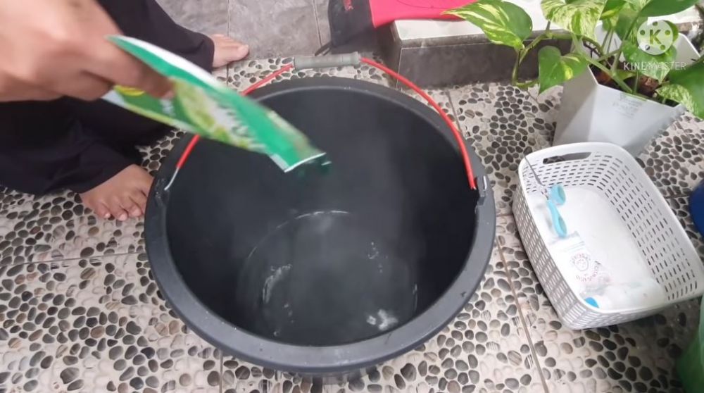 Aksi wanita tunjukkan fungsi lain sabun cuci piring ini bikin melongo sekaligus kagum