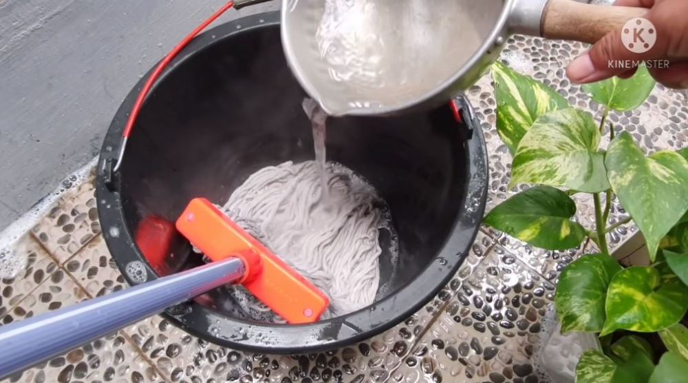 Aksi wanita tunjukkan fungsi lain sabun cuci piring ini bikin melongo sekaligus kagum