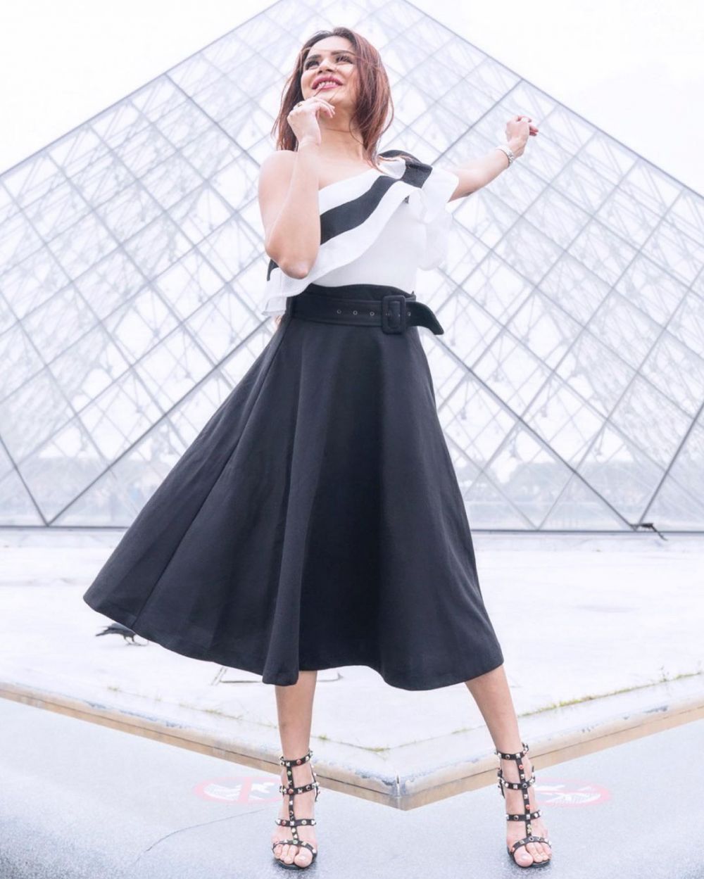 aktris Nakusha yang bergaya glamor © berbagai sumber