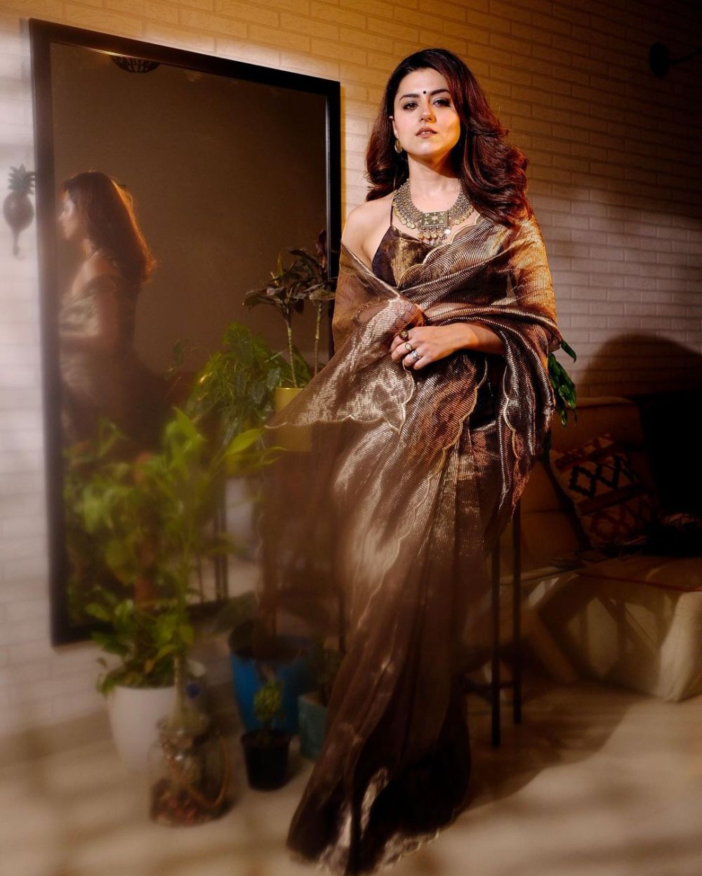 Selalu tampil pakai Sari sederhana, intip potret 9 aktris Nakusha yang bergaya glamor di keseharian