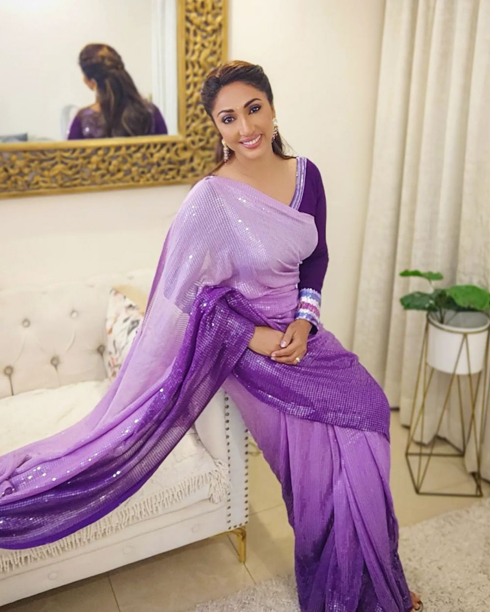 aktris Nakusha yang bergaya glamor © berbagai sumber