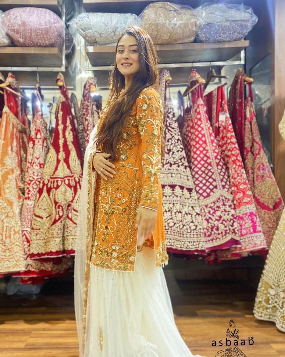 aktris Nakusha yang bergaya glamor © berbagai sumber