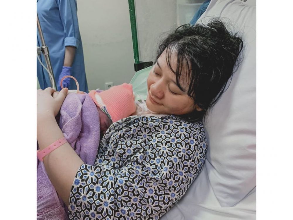 Momen 7 eks personel JKT48 lahiran anak pertama, Cesen istri Marshel Widianto jalani operasi caesar