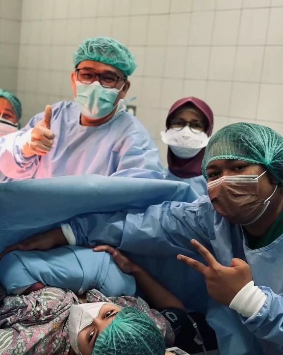 Momen 7 eks personel JKT48 lahiran anak pertama, Cesen istri Marshel Widianto jalani operasi caesar
