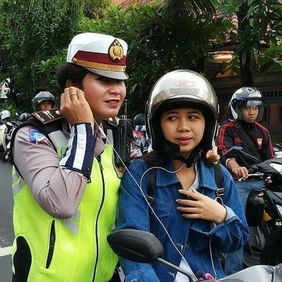 Momen lucu ketemu polisi di jalan ini bikin auto panik, langsung bertingkah nyeleneh © berbagai sumber