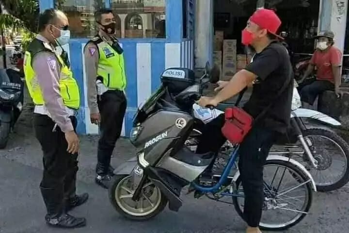 Momen lucu ketemu polisi di jalan ini bikin auto panik, langsung bertingkah nyeleneh © berbagai sumber