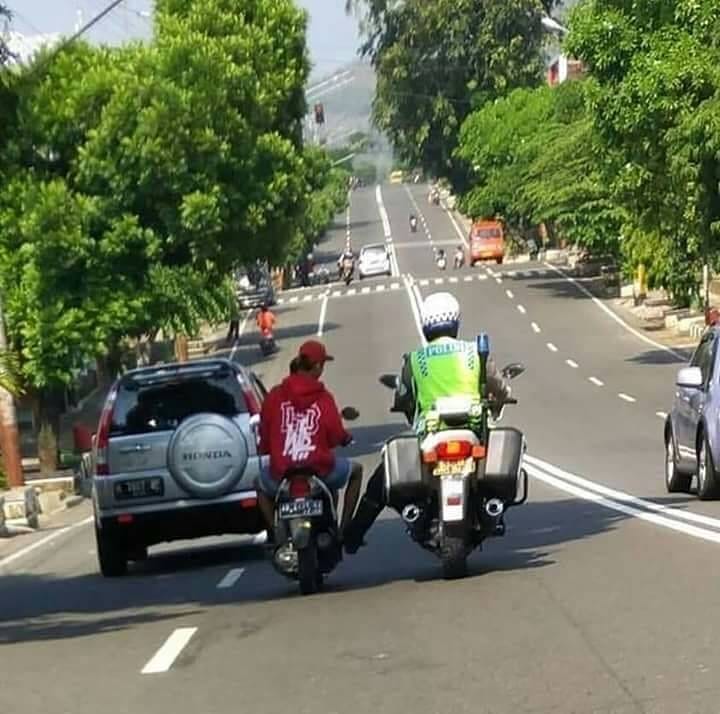 Momen lucu ketemu polisi di jalan ini bikin auto panik, langsung bertingkah nyeleneh © berbagai sumber