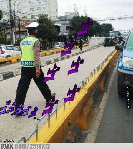 Momen lucu ketemu polisi di jalan ini bikin auto panik, langsung bertingkah nyeleneh © berbagai sumber