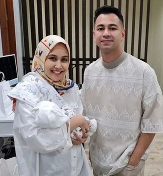 Raffi Ahmad diduga video call Mimi Bayuh saat liburan di Jepang, isu perselingkuhan kembali mencuat