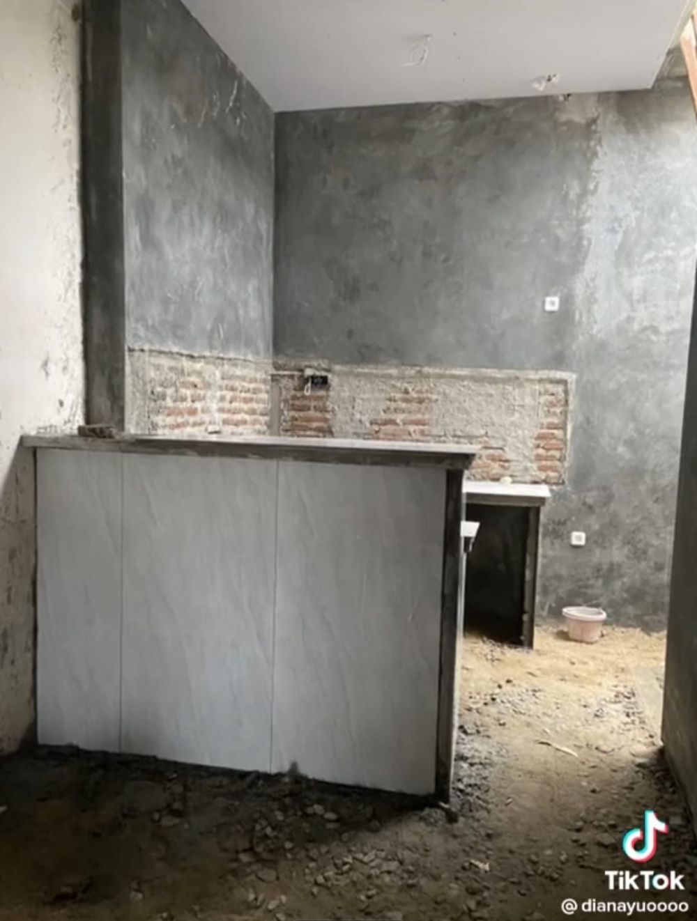 Transformasi dapur subsidi dimakeover bergaya semi-outdoor, manfaatkan meja bar terlihat modern estetik © TikTok Transformasi dapur subsidi dimakeover bergaya semi-outdoor, manfaatkan meja bar terlihat modern estetik © TikTok