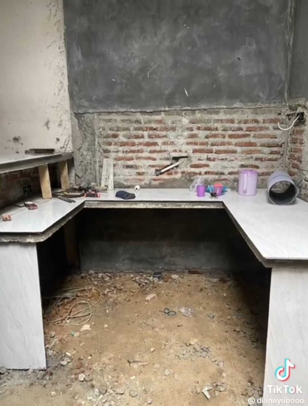 Transformasi dapur subsidi dimakeover bergaya semi-outdoor, manfaatkan meja bar terlihat modern estetik © TikTok Transformasi dapur subsidi dimakeover bergaya semi-outdoor, manfaatkan meja bar terlihat modern estetik © TikTok