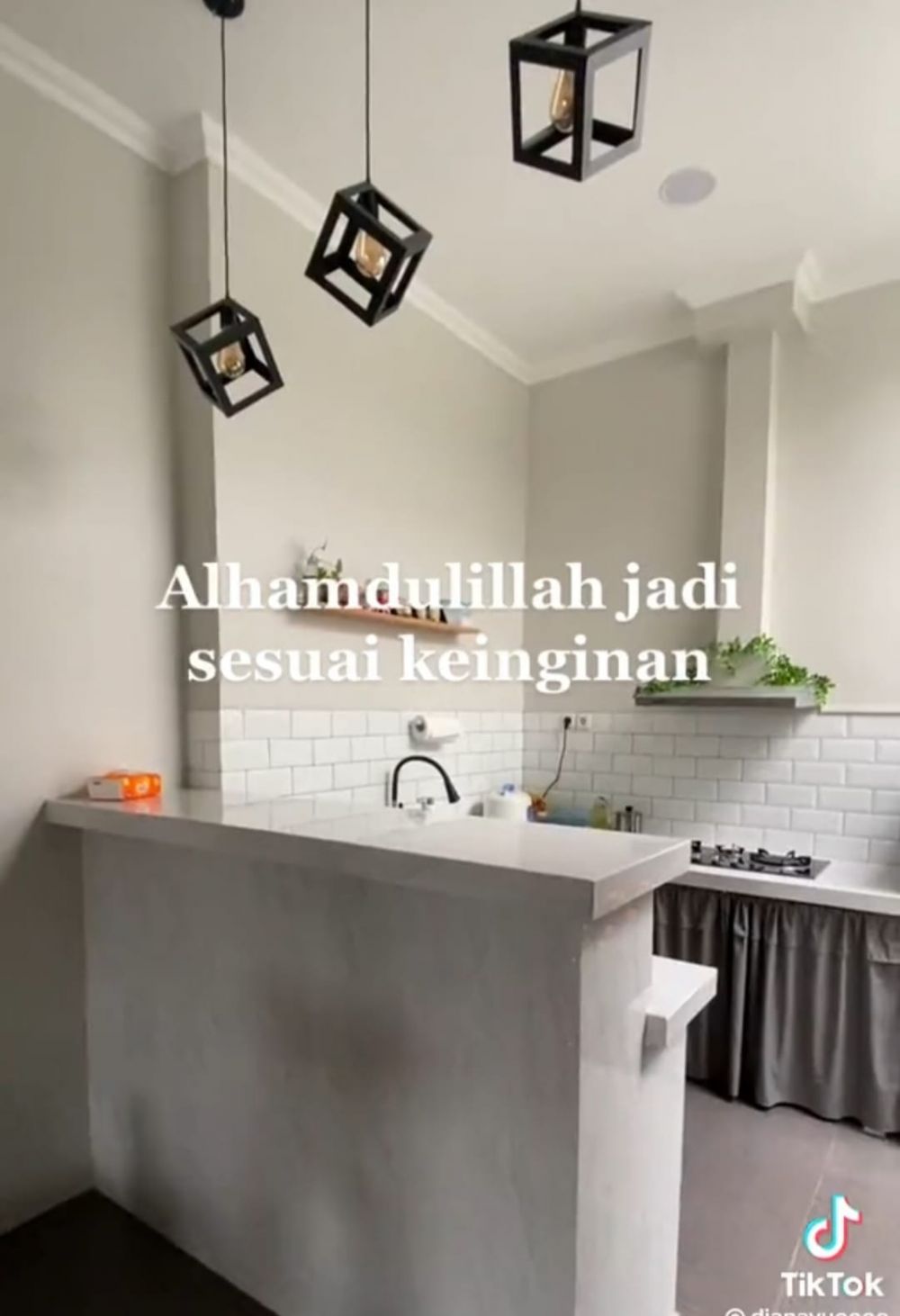 Transformasi dapur subsidi dimakeover bergaya semi-outdoor, manfaatkan meja bar terlihat modern estetik © TikTok Transformasi dapur subsidi dimakeover bergaya semi-outdoor, manfaatkan meja bar terlihat modern estetik © TikTok