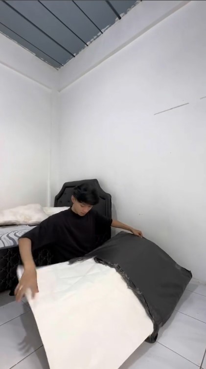 Pria makeover kamar kos tema Marvel © TikTok Pria makeover kamar kos tema Marvel © TikTok