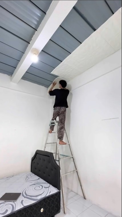 Pria makeover kamar kos tema Marvel © TikTok Pria makeover kamar kos tema Marvel © TikTok