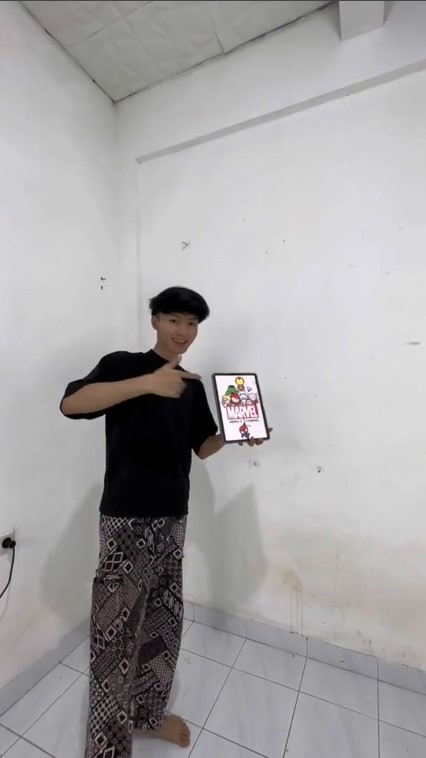 Pria makeover kamar kos tema Marvel © TikTok Pria makeover kamar kos tema Marvel © TikTok