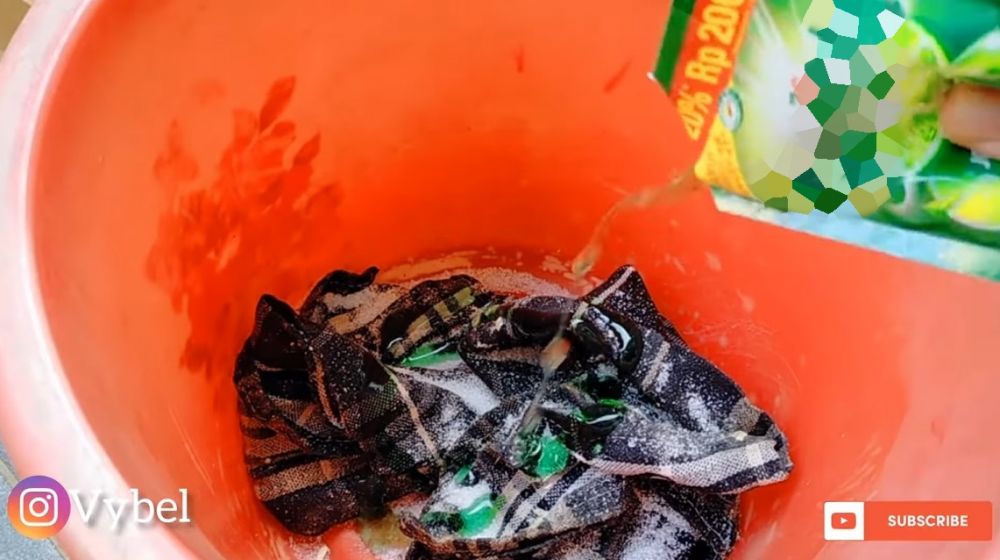 Cuma pakai dua bahan, ini cara cepat mencuci lap dapur yang berminyak dan penuh noda lemak