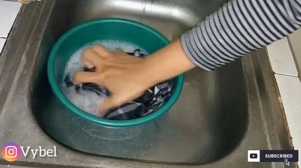 Cuma pakai dua bahan, ini cara cepat mencuci lap dapur yang berminyak dan penuh noda lemak