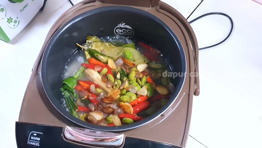 Trik bikin nasi liwet di rice cooker agar hasilnya pulen, gurih, dan tidak berminyak