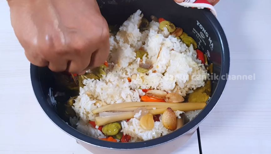 Trik bikin nasi liwet di rice cooker agar hasilnya pulen, gurih, dan tidak berminyak