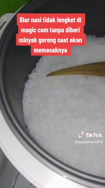 Bukan ditambah minyak atau jeruk nipis, ini trik menanak nasi agar tidak lengket di panci rice cooker