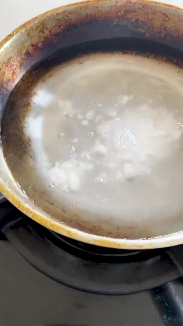 Pakai satu bahan dapur, ini cara praktis bersihkan kerak gosong di wajan stainless steel