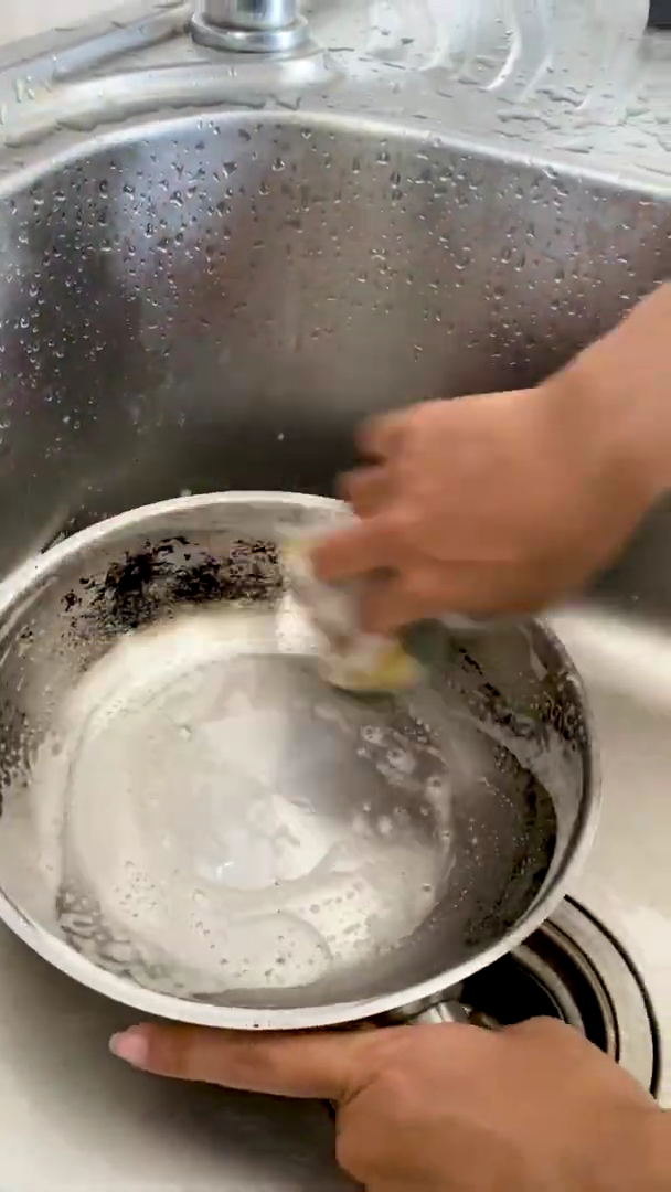 Pakai satu bahan dapur, ini cara praktis bersihkan kerak gosong di wajan stainless steel