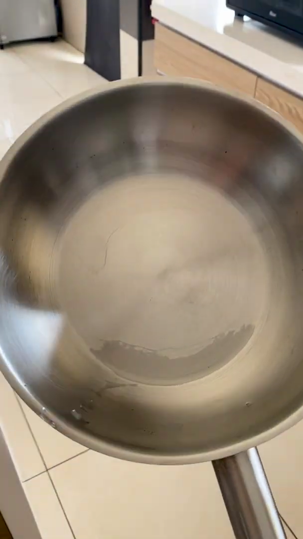 Pakai satu bahan dapur, ini cara praktis bersihkan kerak gosong di wajan stainless steel