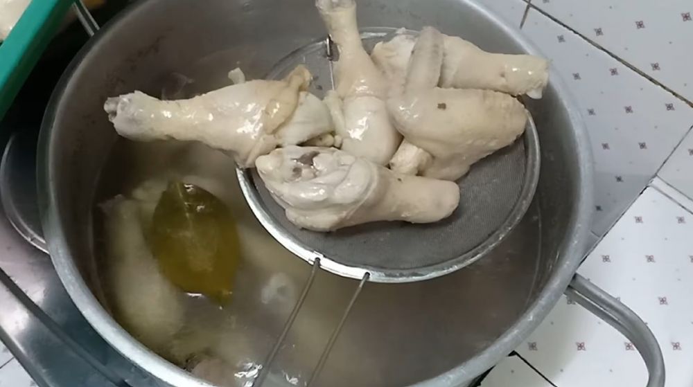 Jangan cuma dicuci, ini trik mengolah daging ayam supaya tidak bau amis