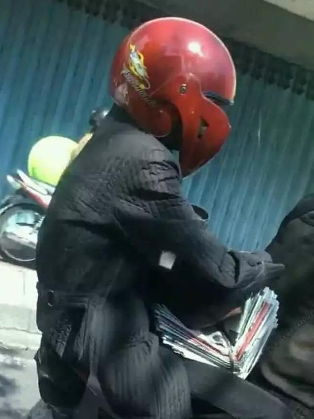 Gak habis pikir, 11 gaya helm ini bikin pengendara di belakang jadi gagal fokus © berbagai sumber Gak habis pikir, 11 gaya helm ini bikin pengendara di belakang jadi gagal fokus © berbagai sumber