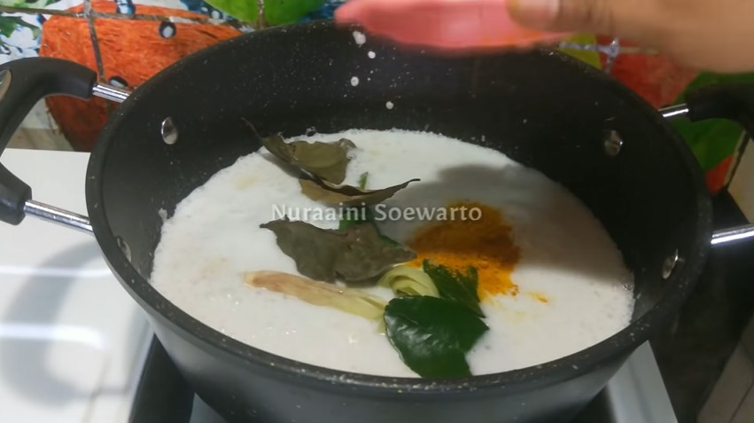 Trik masak nasi kuning agar hasilnya pulen tapi tak menggumpal dan lebih gurih