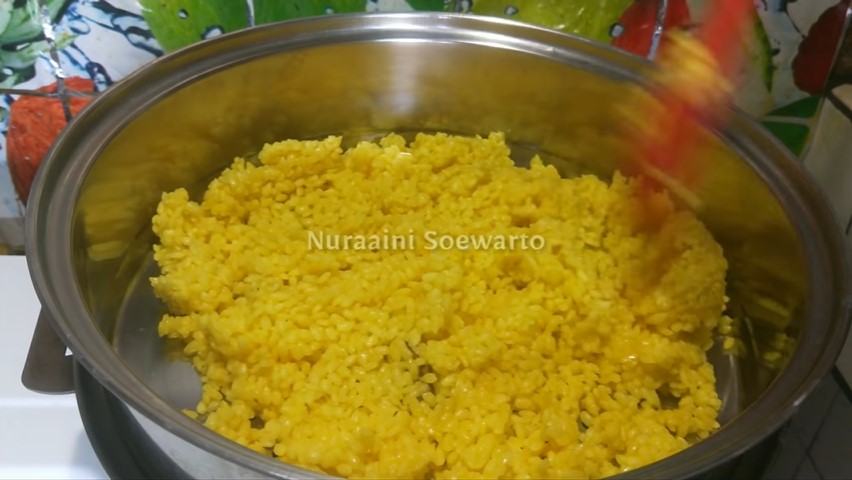 Trik masak nasi kuning agar hasilnya pulen tapi tak menggumpal dan lebih gurih