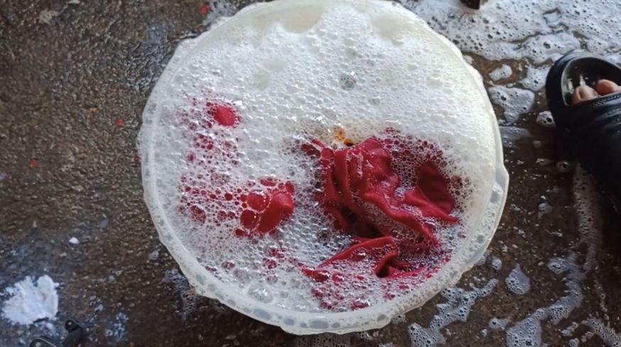 Cuma pakai 3 bahan, ini cara praktis mencuci taplak meja makan yang berminyak dan penuh noda