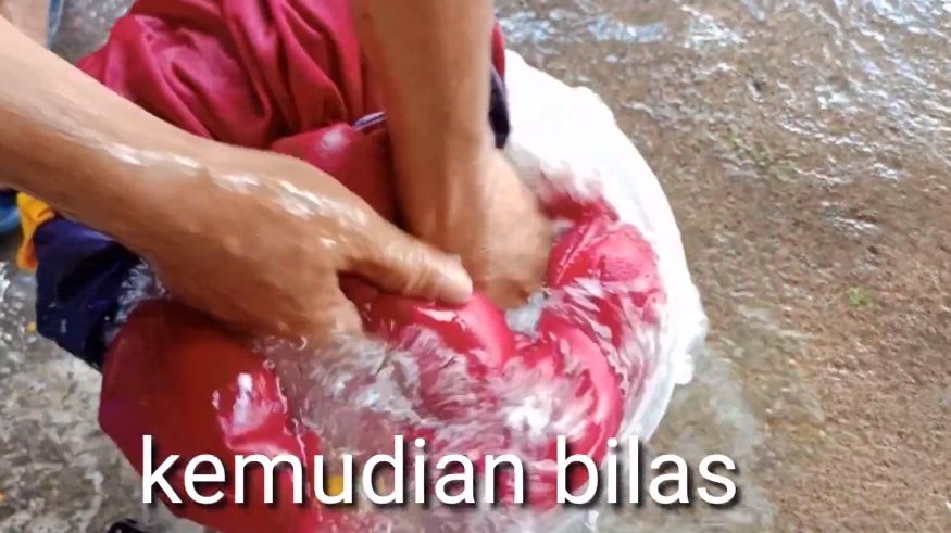 Cuma pakai 3 bahan, ini cara praktis mencuci taplak meja makan yang berminyak dan penuh noda