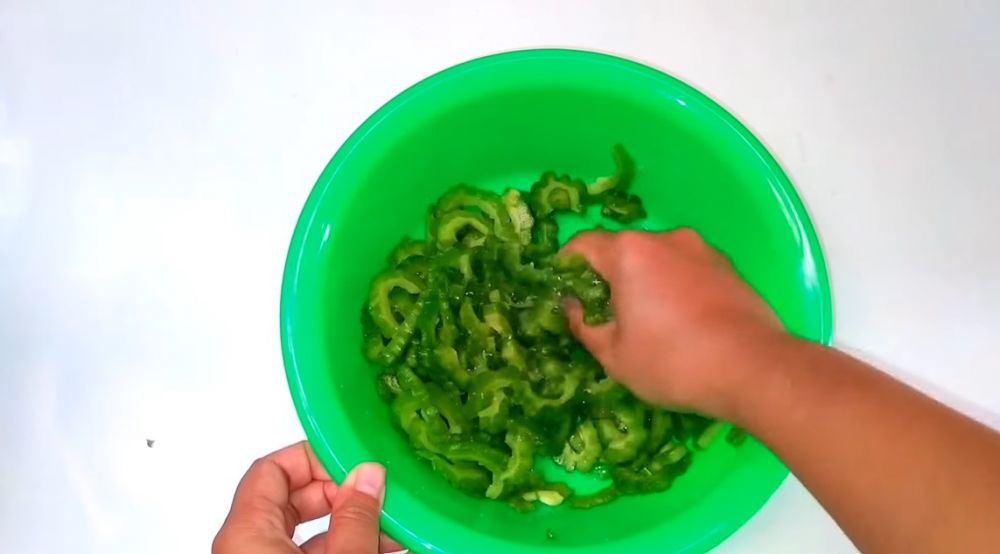 Trik agar pare tidak pahit dan warnanya tetap hijau saat dimasak, cukup tambah dua bahan dapur