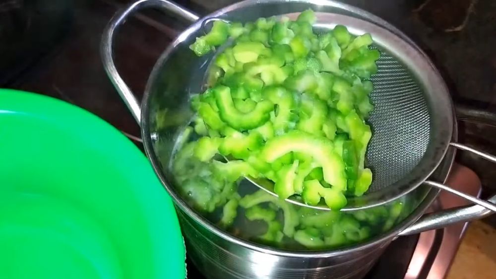 Trik agar pare tidak pahit dan warnanya tetap hijau saat dimasak, cukup tambah dua bahan dapur