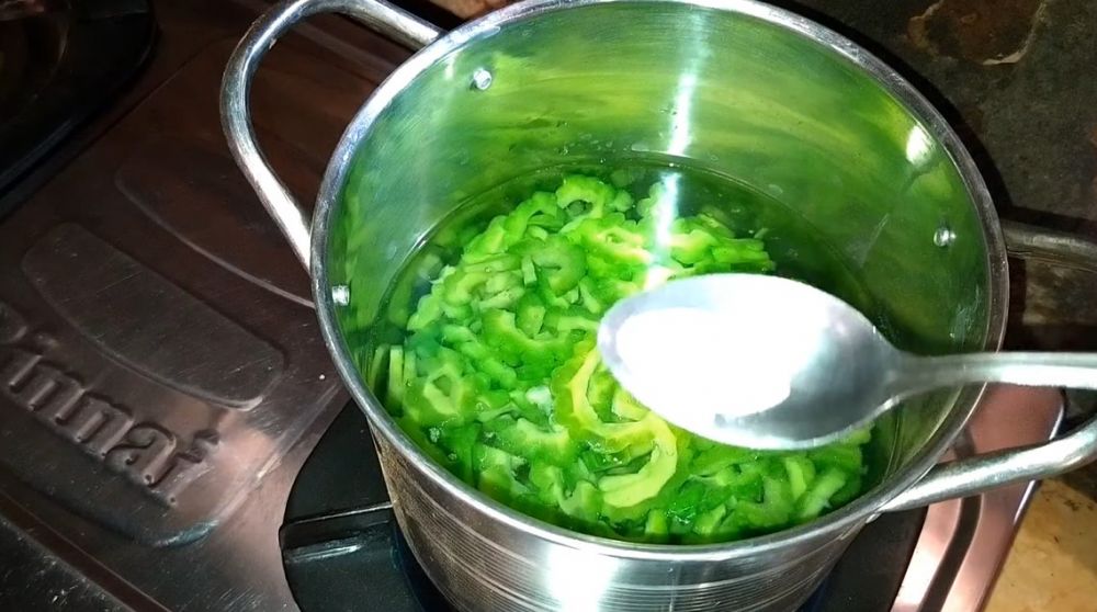 Trik agar pare tidak pahit dan warnanya tetap hijau saat dimasak, cukup tambah dua bahan dapur