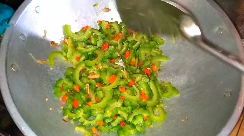 Trik agar pare tidak pahit dan warnanya tetap hijau saat dimasak, cukup tambah dua bahan dapur