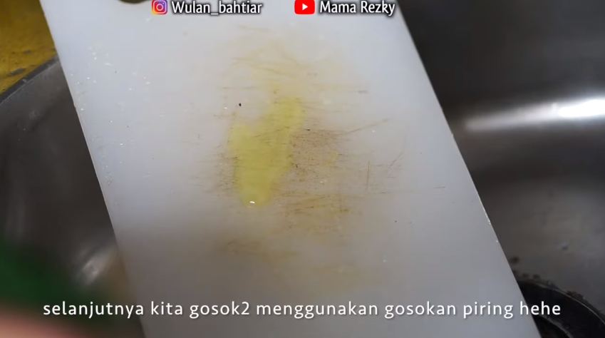 Modal Rp3.000, ini trik membersihkan talenan plastik kotor agar bersih maksimal seperti baru lagi