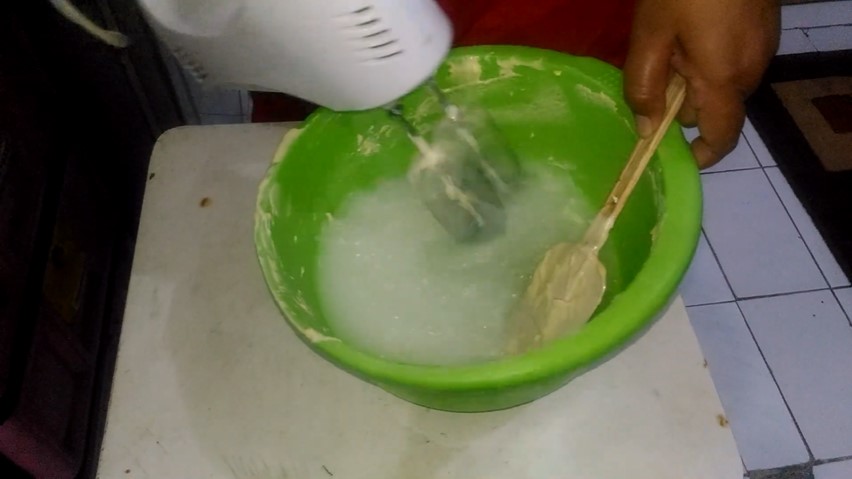 Tak perlu air panas atau direndam, ini cara cepat bersihkan whisk mixer dari adonan yang lengket