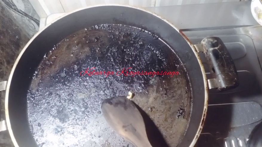 Tanpa perlu digosok, ini cara praktis membersihkan kerak gosong di teflon pakai 3 bahan dapur
