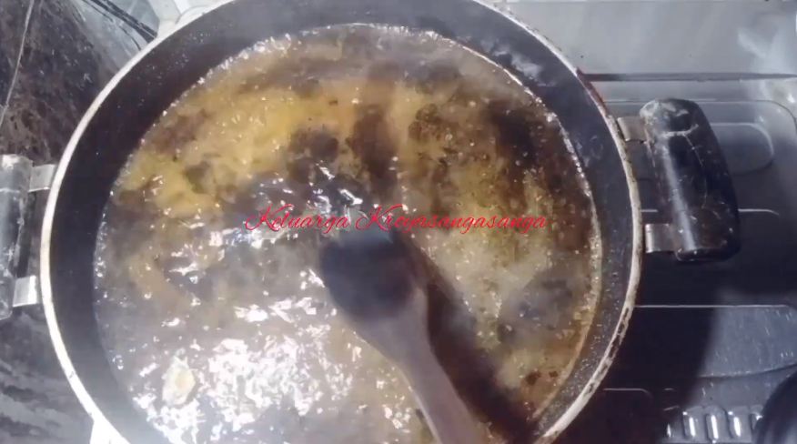 Tanpa perlu digosok, ini cara praktis membersihkan kerak gosong di teflon pakai 3 bahan dapur