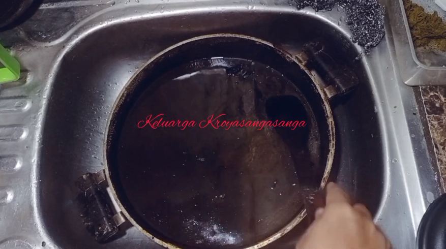Tanpa perlu digosok, ini cara praktis membersihkan kerak gosong di teflon pakai 3 bahan dapur