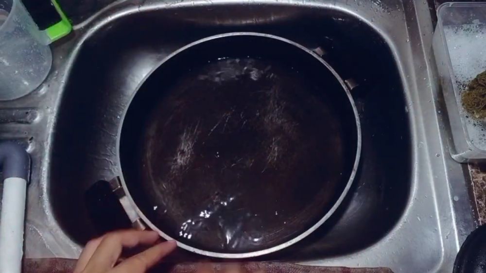 Tanpa perlu digosok, ini cara praktis membersihkan kerak gosong di teflon pakai 3 bahan dapur